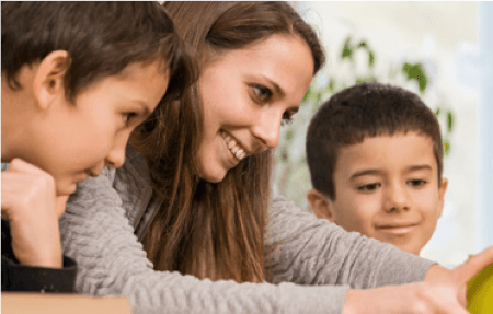 Betreuerin mit zwei Kindern